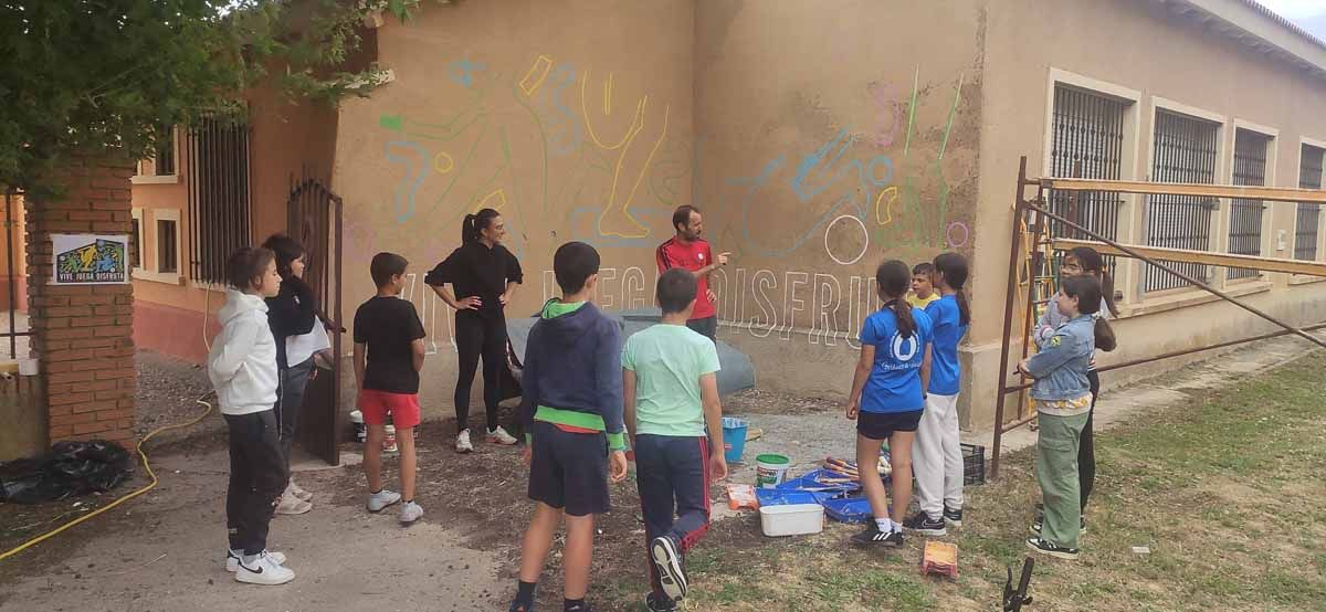 En el colegio de Campo de San Pedro se ha decorado una de las paredes con un mural reivindicativo de las necesidades del colectivo infantil y adolescente.