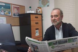 Jesús leyendo uno de los últimos ejemplares en papel del periódico.