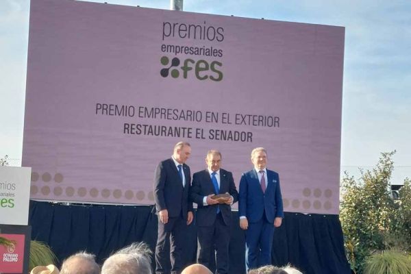Ángel Gutiérrez Barbolla (en el centro) durante la recogida del premio de la Federación de Empresarios de Segovia.