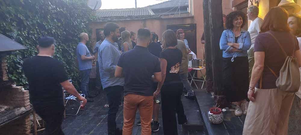 Los asistentes al evento durante la barbacoa momentos antes del recital.