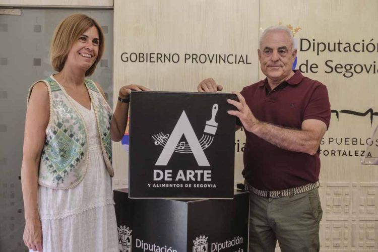 Magdalena Rodríguez y Nicolás Guijarro, en la presentación de la iniciativa "Con A de Arte".