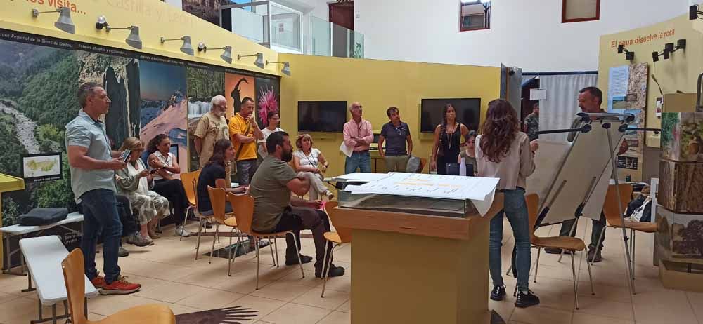 Reunión mantenida la semana pasada en la Casa del Parque de Montejo con varios agentes, entre los que participó Codinse.