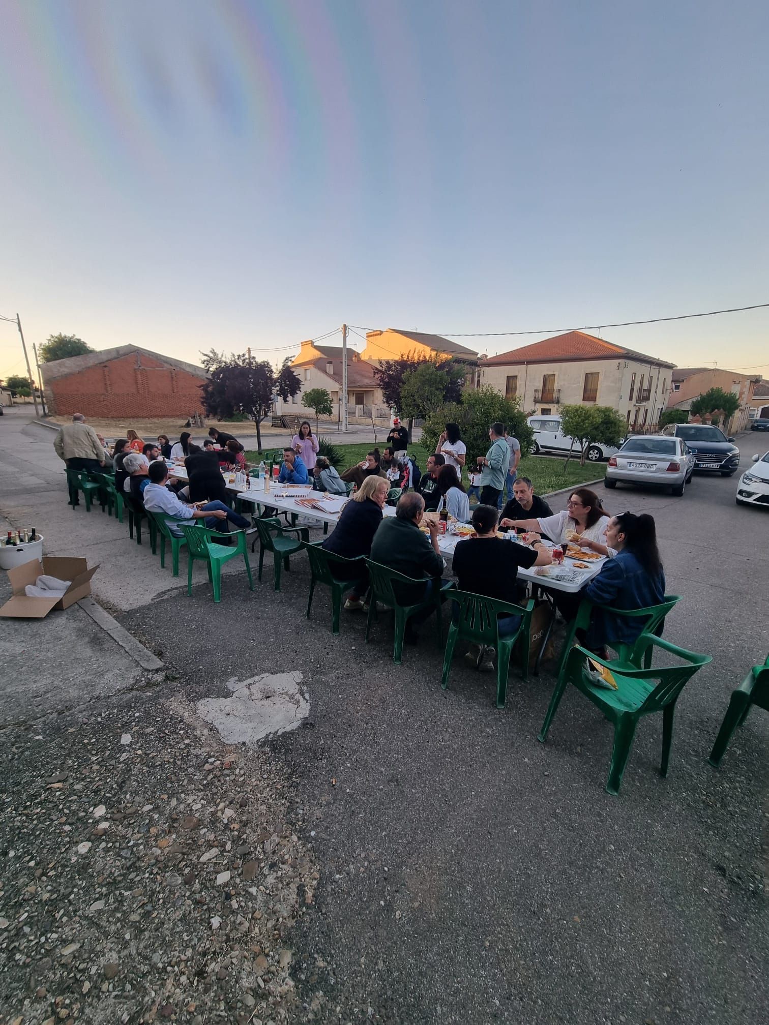 En Grajera, los vecinos se concentran en la plaza del pueblo para cenar antes de prender el fuego.
