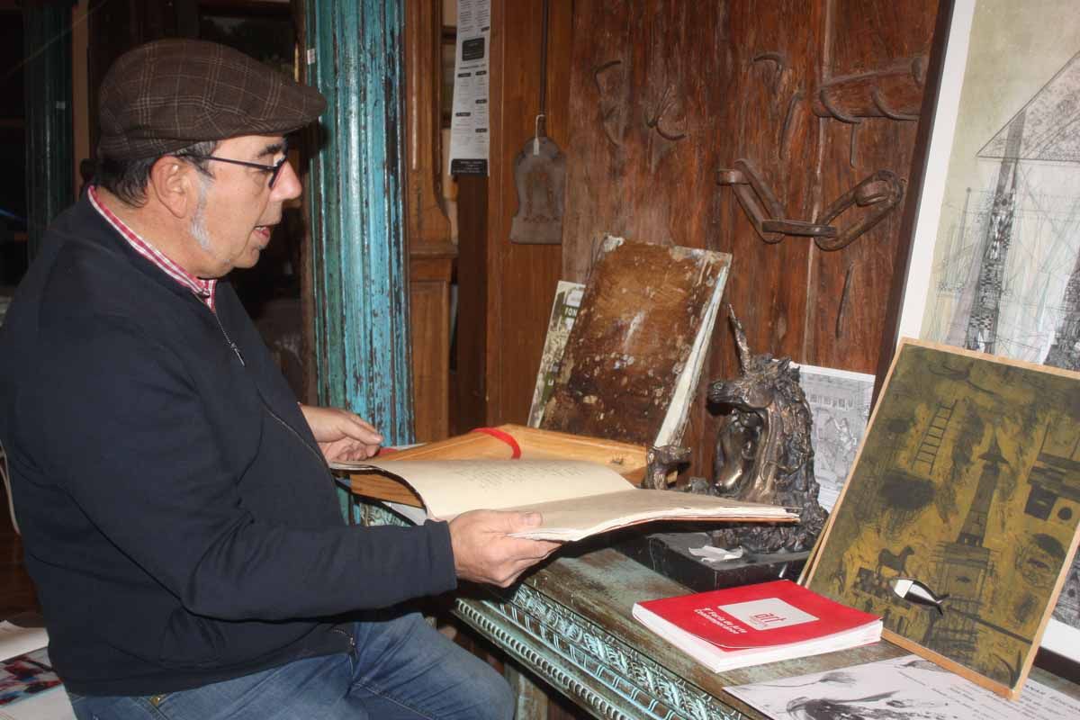 Antonio Sánchez en su galería de arte de Riaza, en la que lleva desde 1.992 y en la que decidió invertir hace unos años para modernizarla, para lo que contó con la ayuda Leader tramitada por CODINSE, el grupo de acción local del Nordeste de Segovia, donde se ubica Fontanar Ediciones.