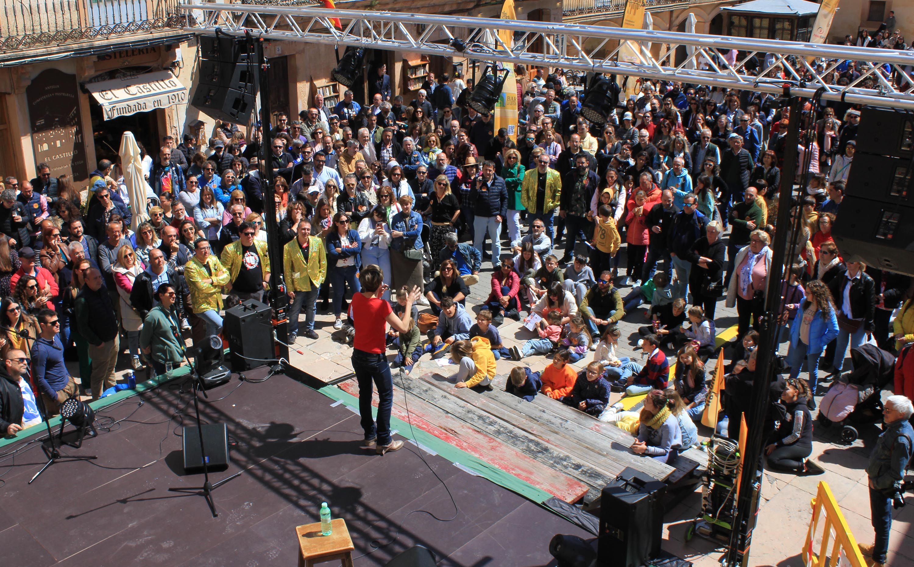 La humorista Sara Escudero fue la encargada de abrir la programación de actividades de la mañana de sábado en la primera edición del festival.