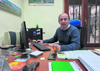 José Manuel Merino, en su despacho de ACD Montaña Palentina, en Cervera de Pisuerga.