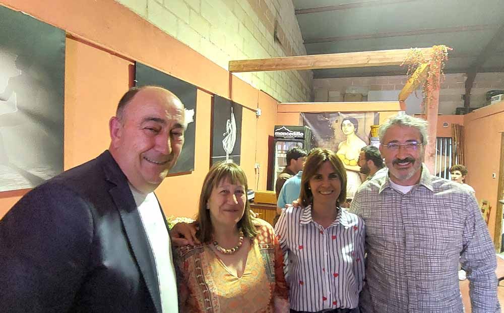 Miguel Ángel de Vicente, presidente de la Diputación de Segovia, Paz, la nueva propietaria de Moncedillo, Magdalena Rodríguez, diputada del Área de Promoción Provincial y Desarrollo Rural Sostenible, y Joaquín Manchado, que cede el testigo de la quesería.