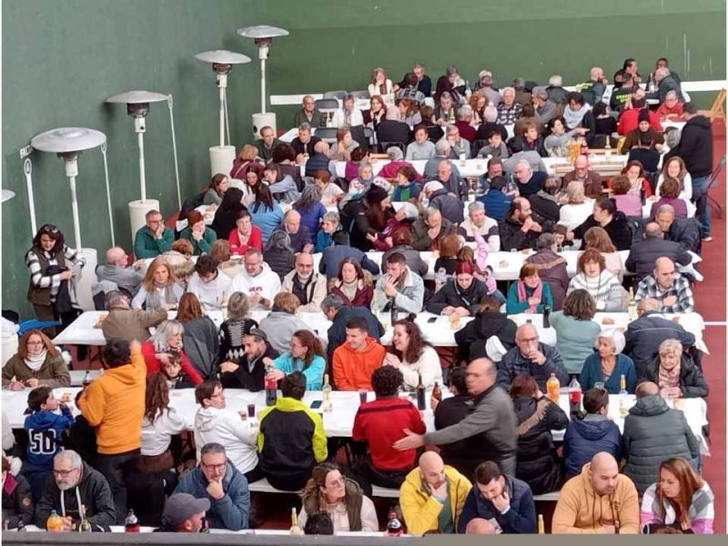 El frontón municipal acogió la degustación de la tradicional caldereta.