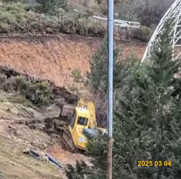 Retroexcavadora trabajando junto al desmonte donde se sitúa el “Domo”. 04/03/20255