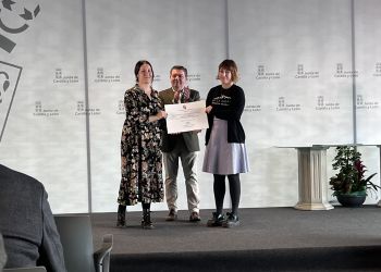 Momento de la recogida del premio por parte del CEO de Prádena a manos de Luis Domínguez Gago. Foto extraída de RRSS.