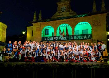 El Grupo de Danzas de Ayllón, al finalizar el certamen en la Plaza Mayor.
