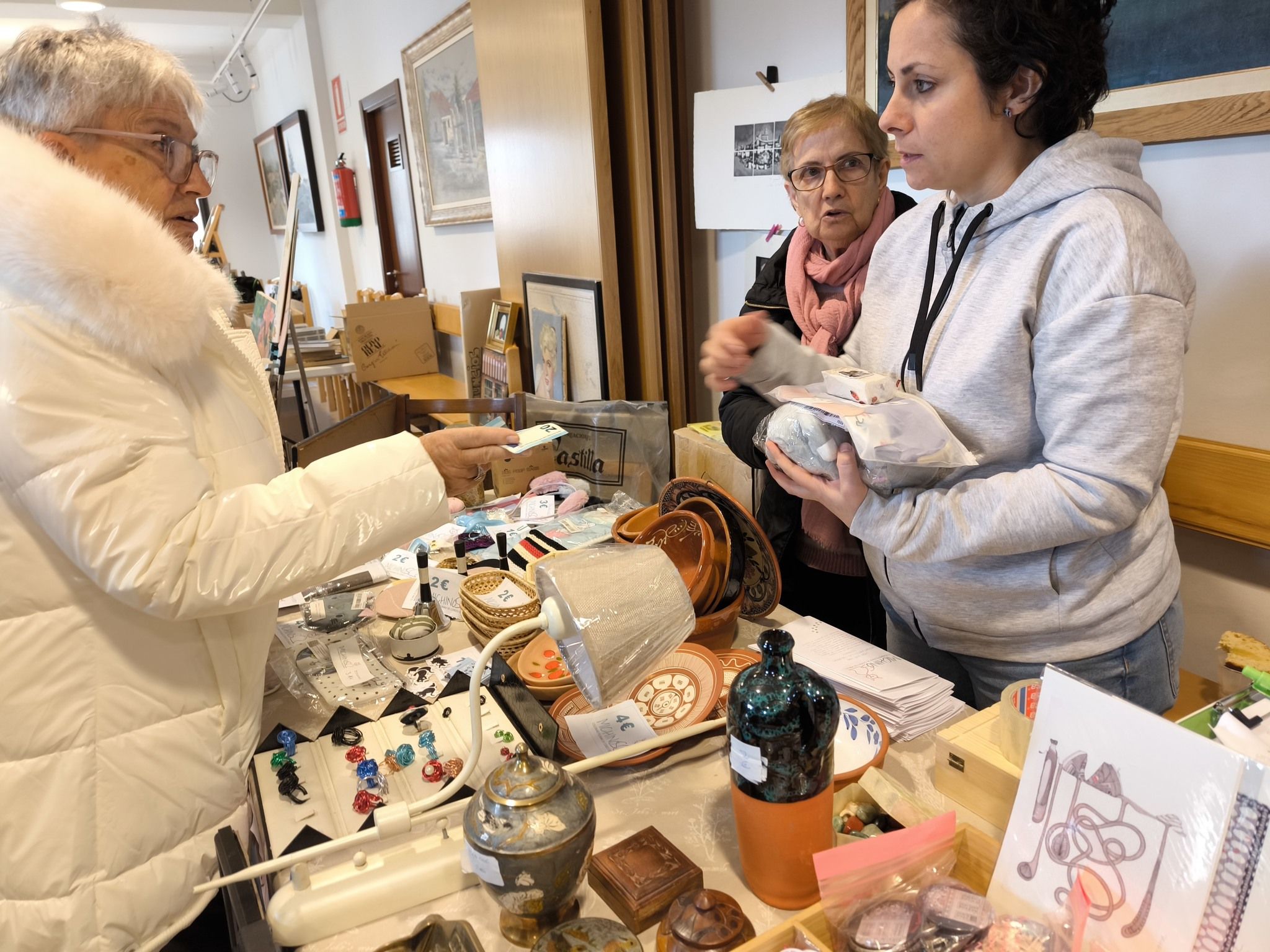 Uno de los puestos de compraventa en los encuentros sostenibles de la Plataforma Contra la Mina